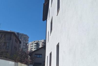 Casă cu 9 camere cu Teren 375 Mp în Titan