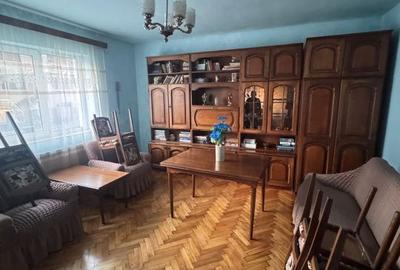 Casă cu 3 camere cu Teren 4000 Mp în Central - 2
