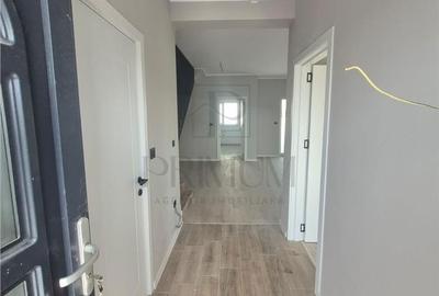 Casă cu 4 camere decomandat în Moșnița Veche - 2