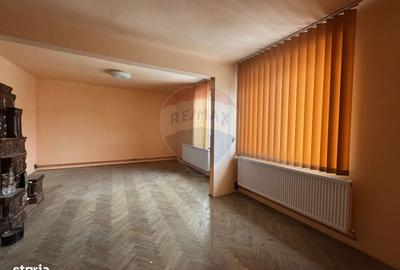 Casă cu 4 camere cu Teren 200 Mp în Central - 2