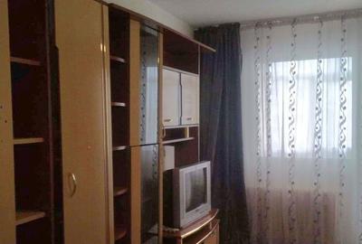 Apartament cu 3 camere semidecomandat în Calea București