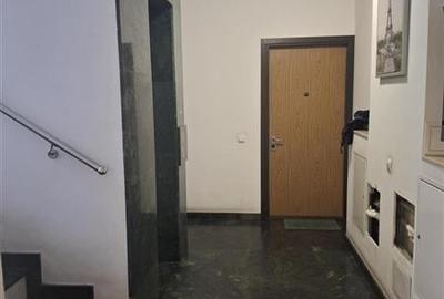 Apartament cu 3 camere semidecomandat, mobilat în P-ța Victoriei