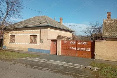 Casă cu 4 camere cu Teren 1400 Mp în Central - 1