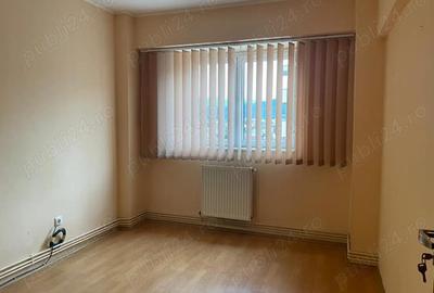 Apartament cu 3 camere decomandat în Republicii
