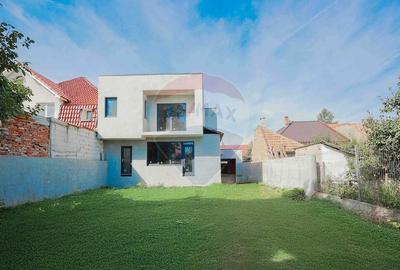 Casă cu 7 camere cu Canalizare în Central - 3