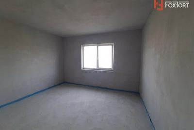 Apartament cu 3 camere decomandat în Plopi