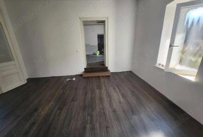 Casa de vanzare la Varias - 1