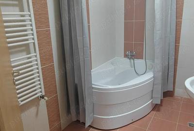 Apartament cu 3 camere semidecomandat în Girocului