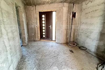Vand casa la rosu pret 90 de mii negociabil - 2