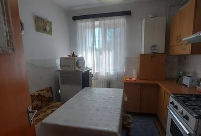 Apartament cu 3 camere semidecomandat, mobilat în Micro 5 - 8