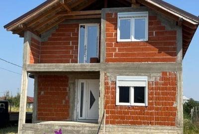 Casă cu 5 camere cu Teren 500 Mp în Oșorhei