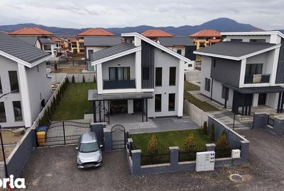 Casă cu 4 camere cu Teren 430 Mp în Cristian