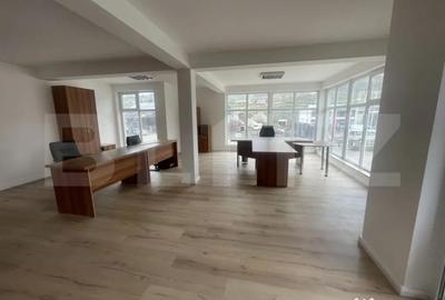 Spațiu comercial, de 110 mp, în Central - 4