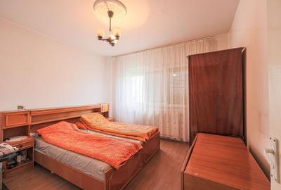 Apartament cu 3 camere decomandat in Zona 300, etaj intermediar - 4