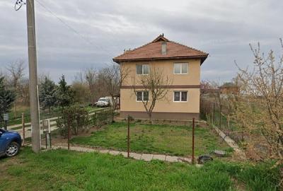 Casă individuală cu 5 camere cu Teren 3000 Mp în 1 Decembrie - 2