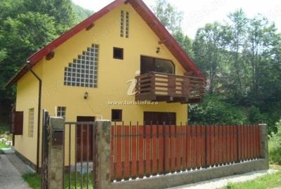 Casă cu 5 camere în Poiana - 1