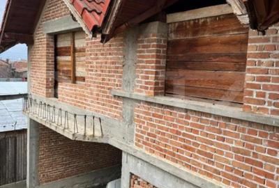 Casă cu 7 camere cu Teren 1400 Mp în Central - 10