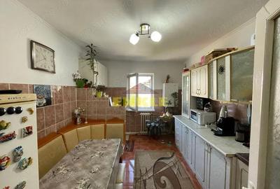 Apartament cu 4 camere decomandat în Central - 1