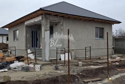 Casă individuală cu 3 camere cu Canalizare în Lumina