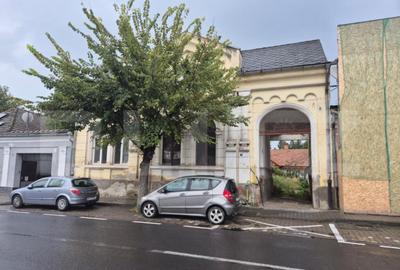 Casă cu 7 camere cu Teren 1021 Mp în Central - 22