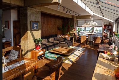 Penthouse cu un intreg perete doar din geamuri, dar si cu jacuzzi, terasa, gazon - 1