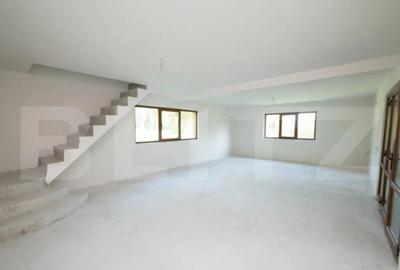 Casă cu 7 camere cu Teren 3000 Mp în Central - 1
