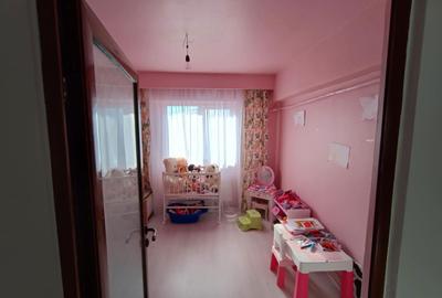 Apartament cu 3 camere decomandat în Exterior Vest