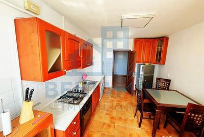 Apartament cu 3 camere decomandat în Central