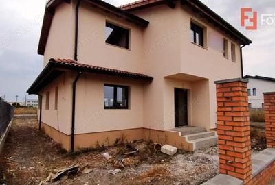 Casă cu 4 camere cu Teren 800 Mp în Săcălaz