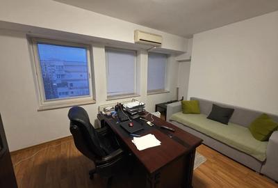 Spațiu comercial, de 80 mp, în Central - 4