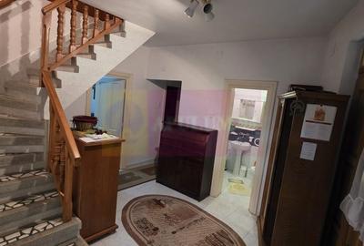 Casă cu 6 camere în Central