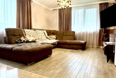 Casă cu 8 camere cu Teren 560 Mp în Central