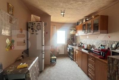Apartament cu 3 camere, decomandat, zona micro 2