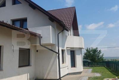 Casă cu 5 camere cu Teren 900 Mp în Ipotești