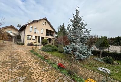 Casa impresionanta , 250 mp , cu gradina generoasa 1000 mp , Scheia