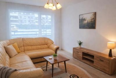 Apartament cu 3 camere decomandat în Tractorul