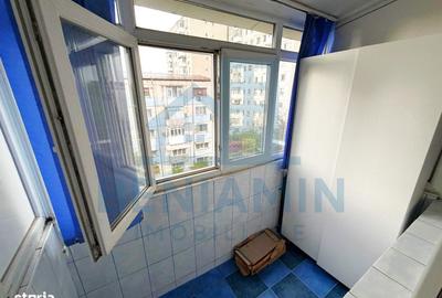 Apartament cu 3 camere semidecomandat în Craiovița Nouă