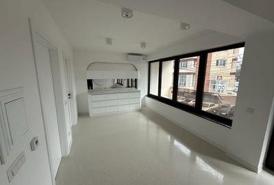 Spațiu comercial, de 270 mp, în Central - 4