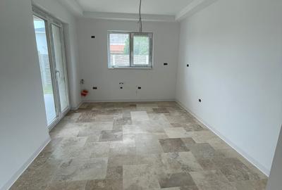 Casa cu garaj, lângă Carrefour, la asfalt - 5 camere, 3 băi - 4