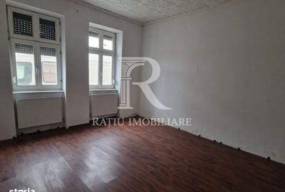 Casă cu 3 camere decomandat cu Teren 11 Mp în Central - 7