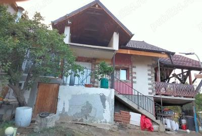 Vand Casa+Teren in Izvoru Barzii