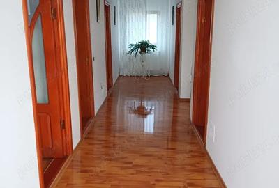 Casa de vanzare 6 camere - 10