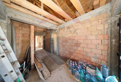 Casa cu potential de investitie, constructie noua la rosu - 14
