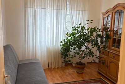 Apartament cu 3 camere semidecomandat în 9 Mai - 1