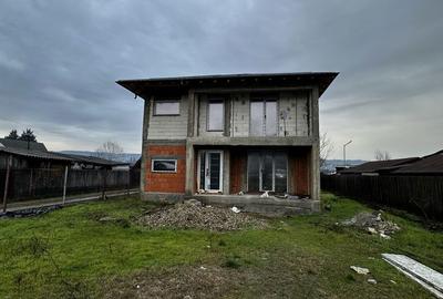 Casă cu 4 camere în Central - 2