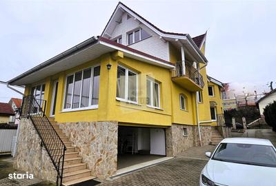 Casă cu 8 camere cu Canalizare în Central - 1