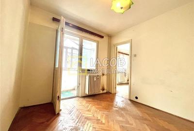 Apartament cu 3 camere semidecomandat în 9 Mai - 2