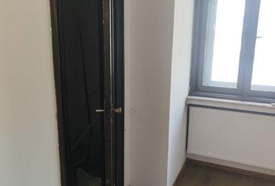 Apartament cu 4 camere nedecomandat în Romană