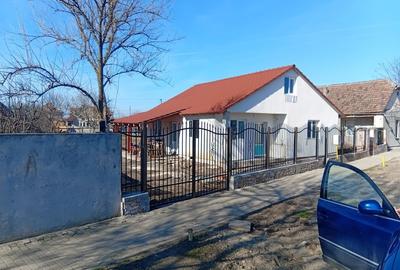 Casă cu 4 camere cu Canalizare în Vinga