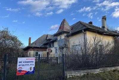 Teren si casa de vanzare la baza muntelui Iezer in Valea Mare Pravat - 1